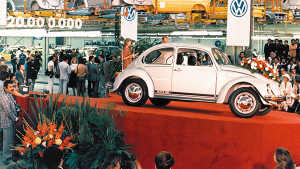 Vista del VW Beetle in esposizione in una fabbrica.
