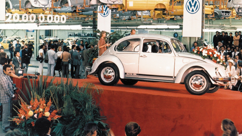 Vista del VW Beetle in esposizione in una fabbrica.