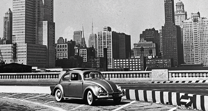 Vecchio Maggiolino in movimento sulle strade di New York.
