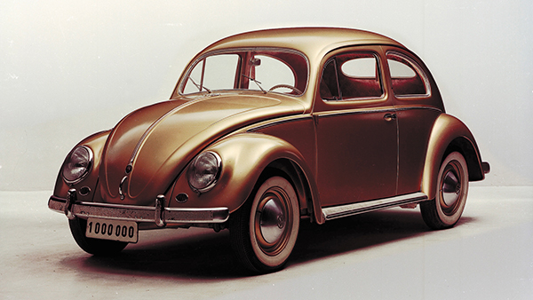 Vista  3/4 del Beetle Volkswagen tinta oro.