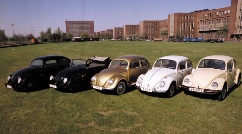 5 generazioni di VW Beetle parcheggiate vicine.