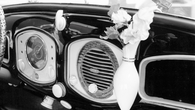 Particolare del porta fiore agganciato nel cockpit di un Beetle VW.
