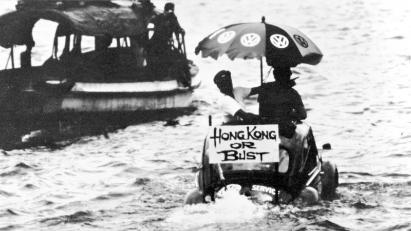 Foto storica di una coppia su un Beetle VW in mare.