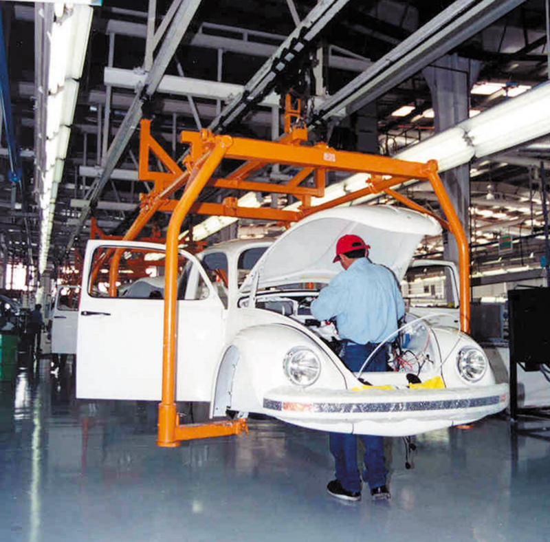 Vista della produzione di un VW Beetle in una catena di montaggio in fabbrica.