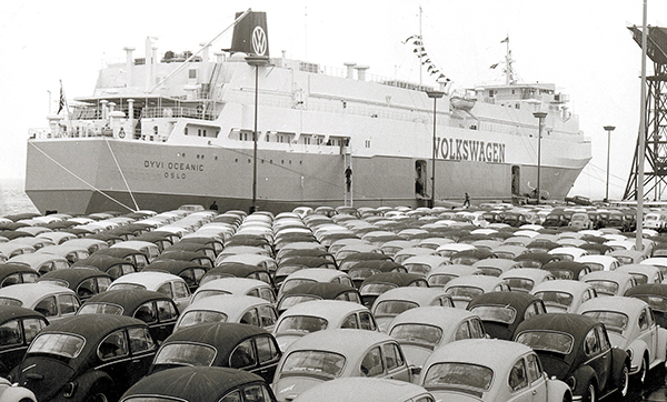 Foto storica dell'imbarco della prima esportazione di VW Maggiolino VW.