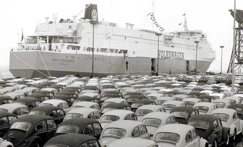 Foto storica dell'imbarco della prima esportazione di VW Maggiolino VW.