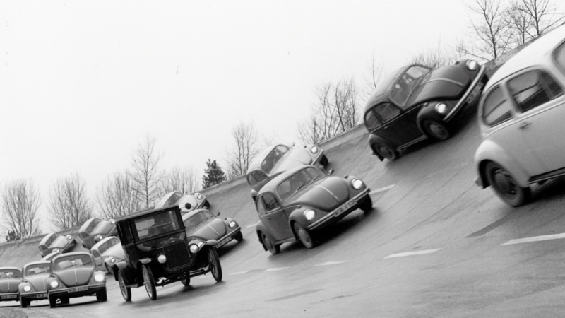 Foto storica di una corsa d'auto.