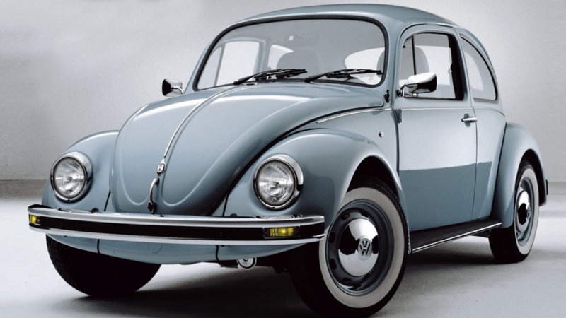 Vista 3/4 del VW Beetle azzurro.