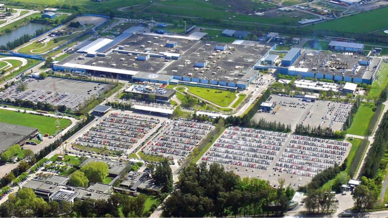 Blick von oben auf das Volkswagen Werk in Argentinien