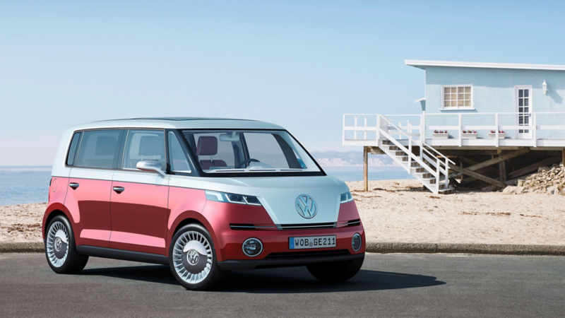 VW Bulli concept car rouge et blanc 2011 de côté près de la plage