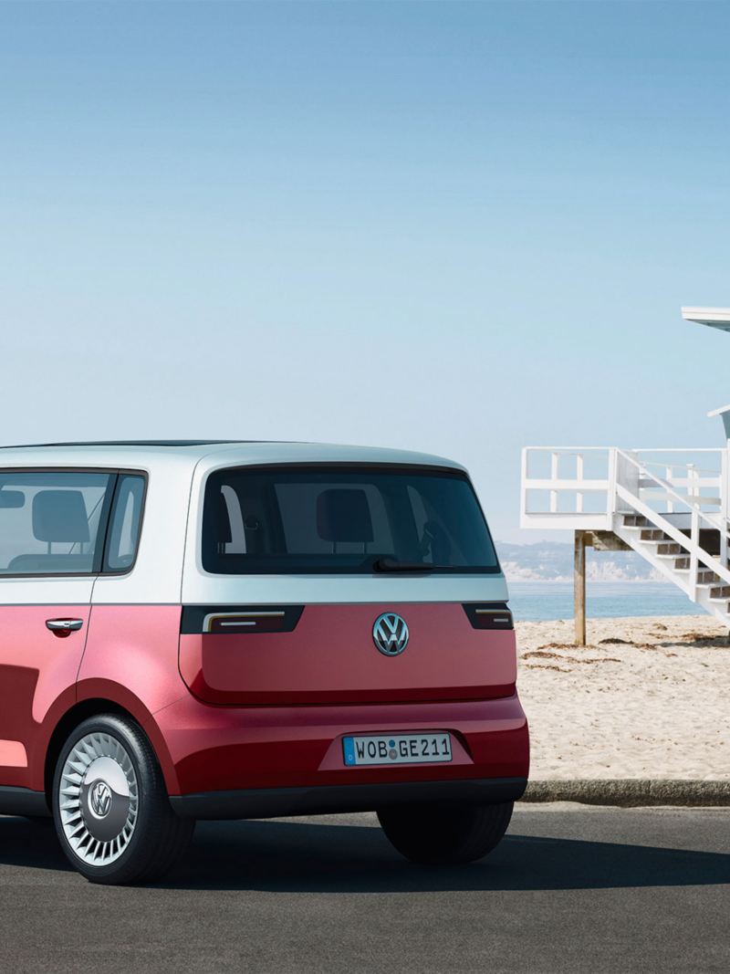 VW Bulli concept car 2011 de 3/4 arrière près de la plage