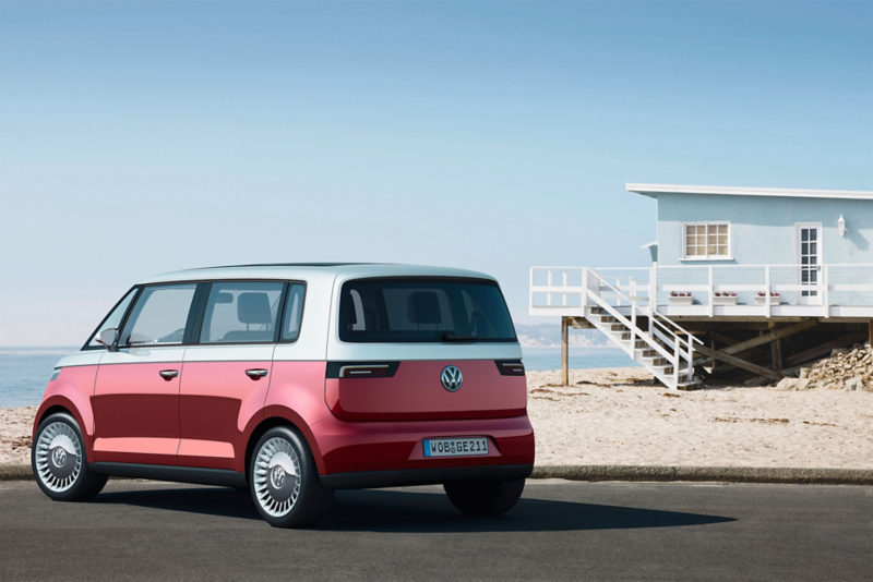 VW Bulli concept car 2011 de 3/4 arrière près de la plage