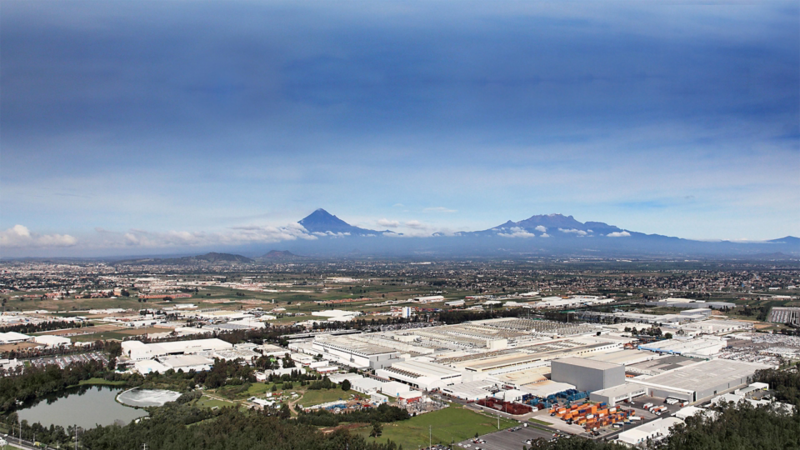 Ein Volkswagenwerk in Mexico vor einer Berglandschaft