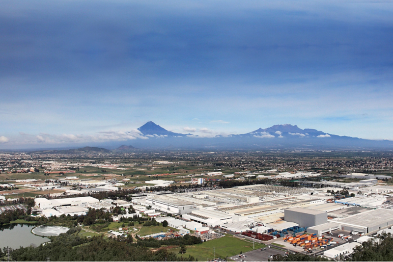 Ein Volkswagenwerk in Mexico vor einer Berglandschaft