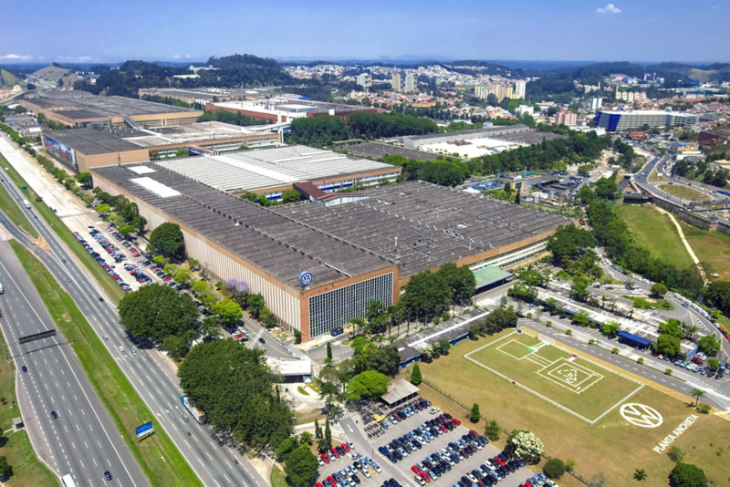 Blick von oben auf den Volkswagen Standort in Brasilien
