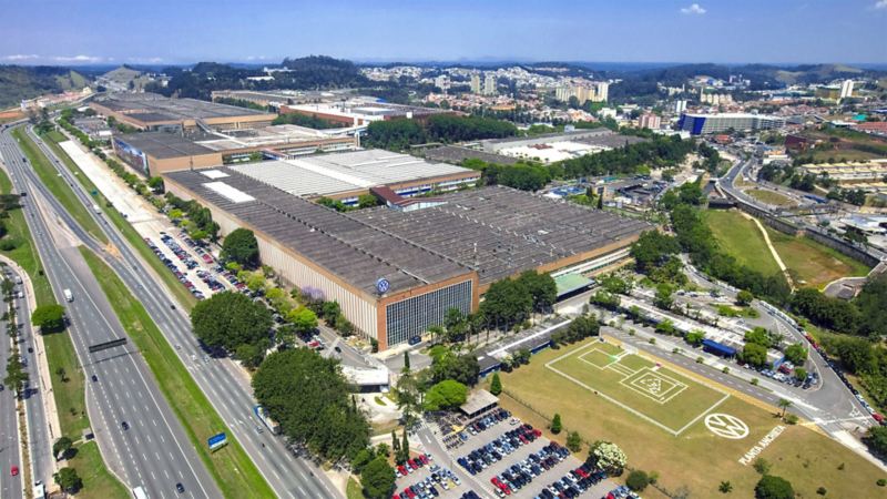 Blick von oben auf das Volkswagen Werk in Brasilien