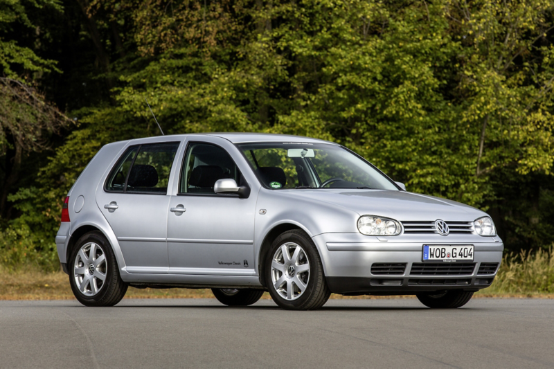 Volkswagen Golf Mk4 i silver, fotograferad från sidan på väg med skog i bakgrunden