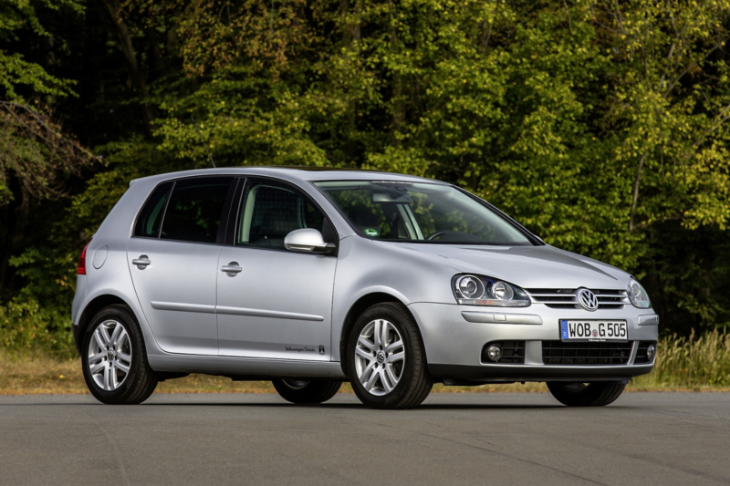 Volkswagen Golf Mk5 i silver, fotograferad från sidan på väg med skog i bakgrunden
