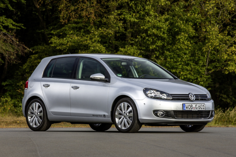 Volkswagen Golf Mk6 i silver, fotograferad från sidan på väg med skog i bakgrunden