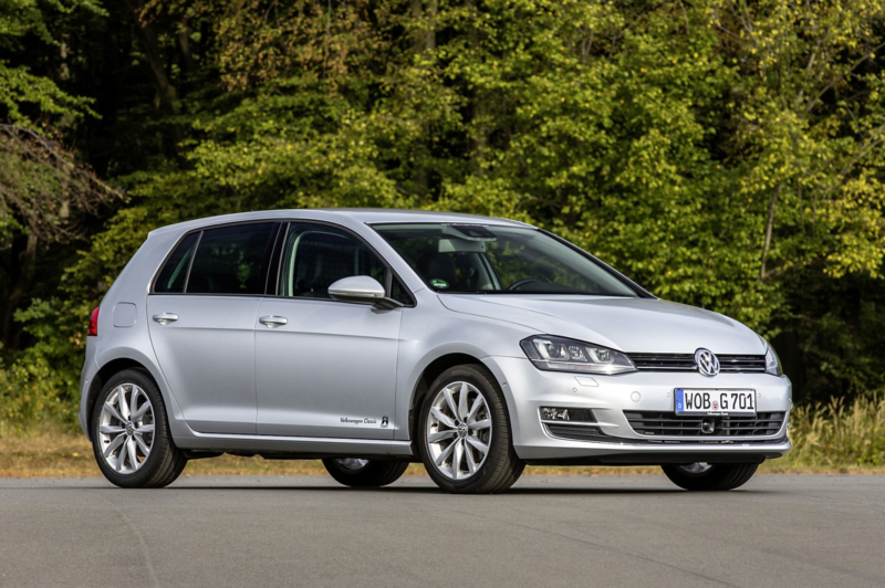 Volkswagen Golf Mk7 i silver, fotograferad från sidan på väg med skog i bakgrunden