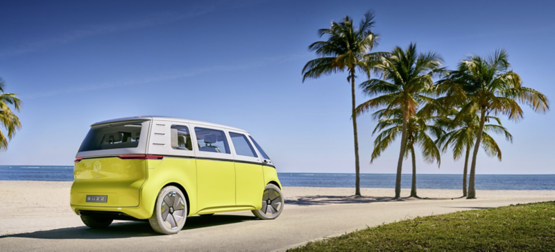 Studyjny Volkswagen ID. Buzz na plaży.