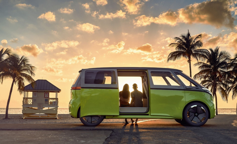 Studyjny Volkswagen ID. Buzz na tle zachodu słońca.