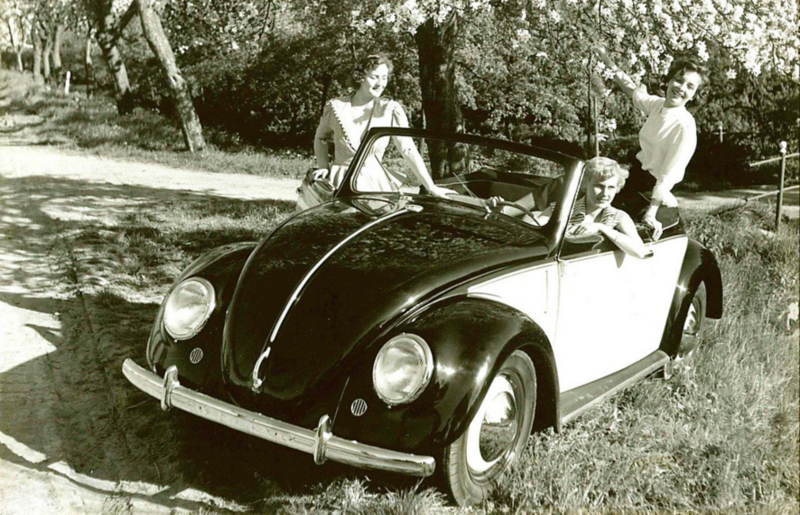 Drie vrouwen zitten in een Volkswagen Beetle Cabrio