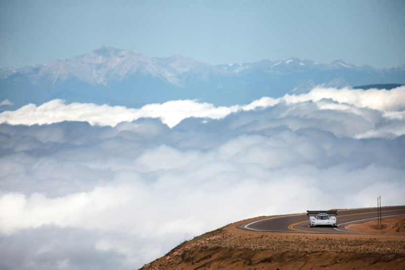 Wolkendecke und Berge im Hintergrund