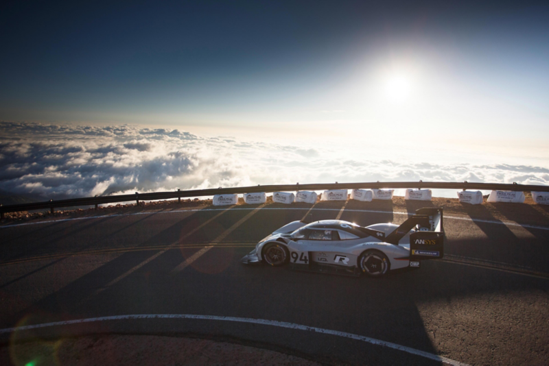 Der ID. R Pikes Peak auf einem Streckenabschnitt über den Wolken