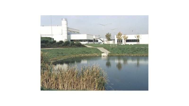 Październik 1995 r.: fabryka wystąpiła o europejski certyfikat ekologiczny zgodny z normą EU. Przyznano go w 1996 roku
