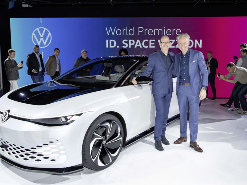 Klaus Bischoff, i Scott Keogh przy nowym Volkswagenie ID.SPACE VIZZION