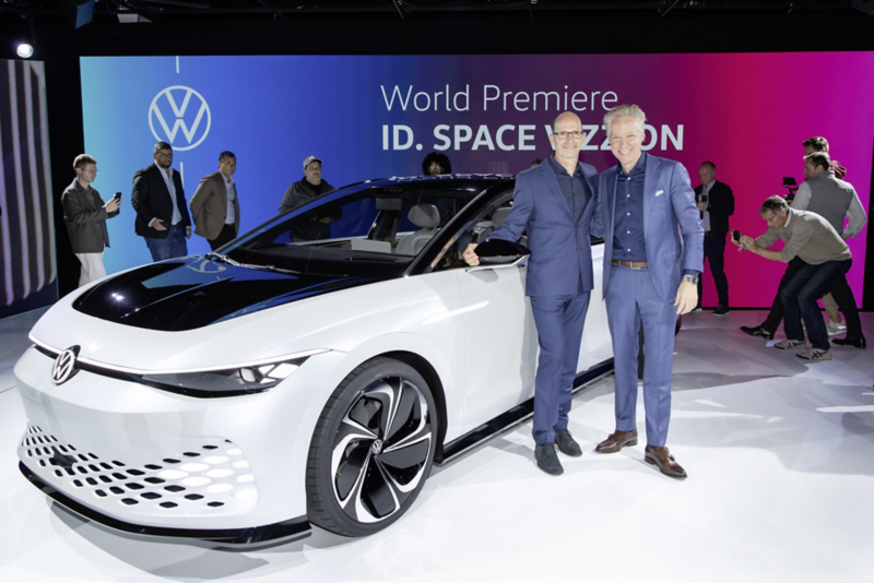 Klaus Bischoff, i Scott Keogh przy nowym Volkswagenie ID.SPACE VIZZION