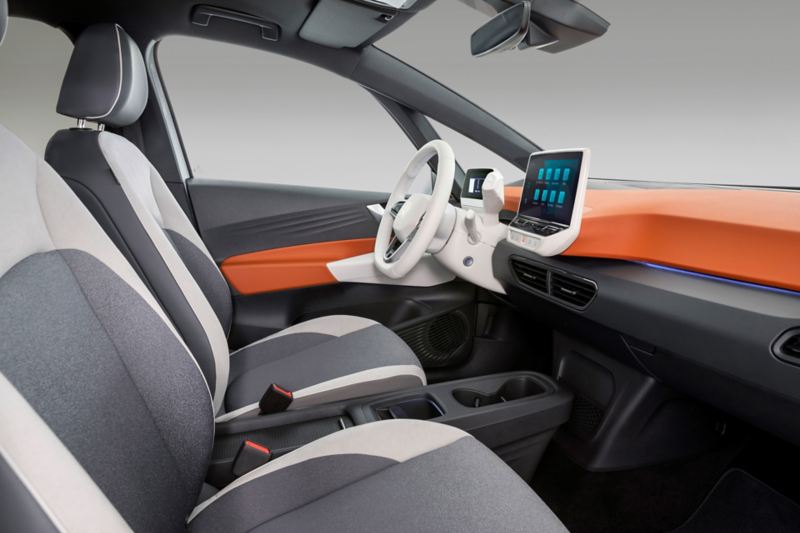 Interni di Volkswagen ID.3, in versione chiara, con dettaglio dei sedili anteriori.