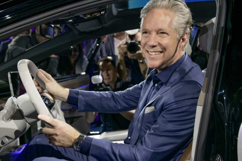 Scott Keogh, CEO Volkswagen Group of America cieszy się na pierwszą przejażdżkę