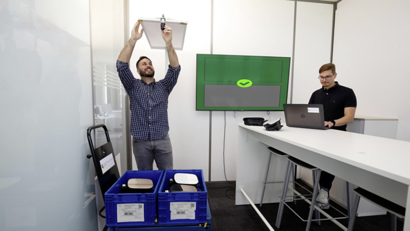 Reda Jaber (po lewej) i Nicolas Hummel testują automatyczny system kontroli stosowany w logistyce