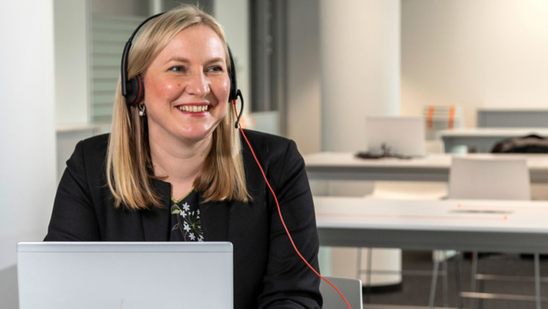 Eine Mitarbeiterin führt ein online Meeting