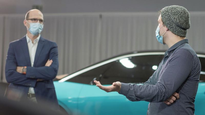 Klaus Zyciora (po lewej), szef działu stylistycznego koncernu Volkswagen w rozmowie ze zwycięzcą konkursu Linusem Combüchenem.