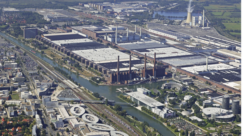 Blick auf das Volkswagen Werk in Wolfsburg von oben