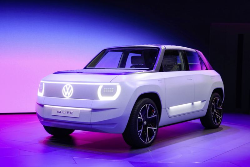 Volkswagen ID. LIFE vista per 3/4, con luci anteriori in evidenza