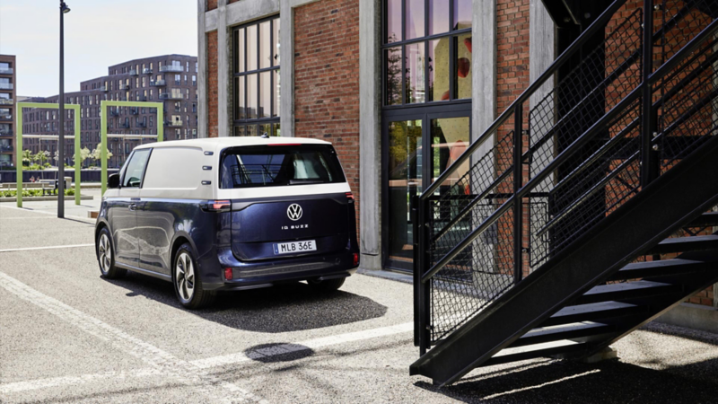 En blåvit VW ID. Buzz Cargo elskåpbil framför en trappa
