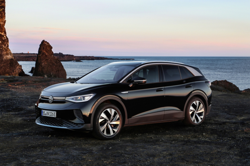 Svart Volkswagen ID.4 står parkerad i en solnedgång.