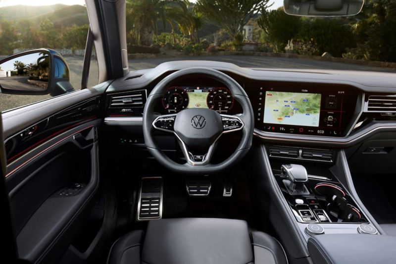View of the Innovision Cockpit in the VW Touareg Elegance.