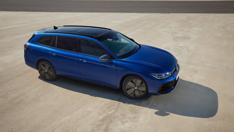 Vue latérale de la VW Passat R-Line bleue en stationnement.