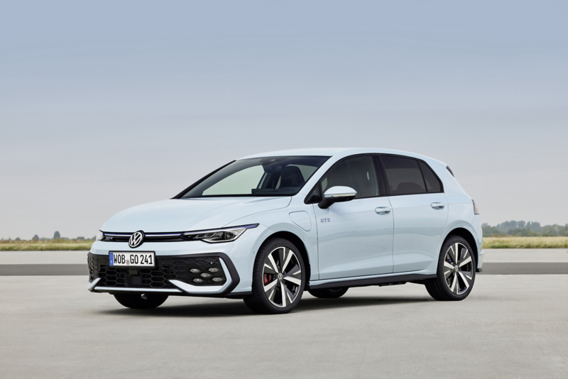 Volkswagen Golf Mk8 i ljusblå färg, fotograferad snett framifrån på öppen yta