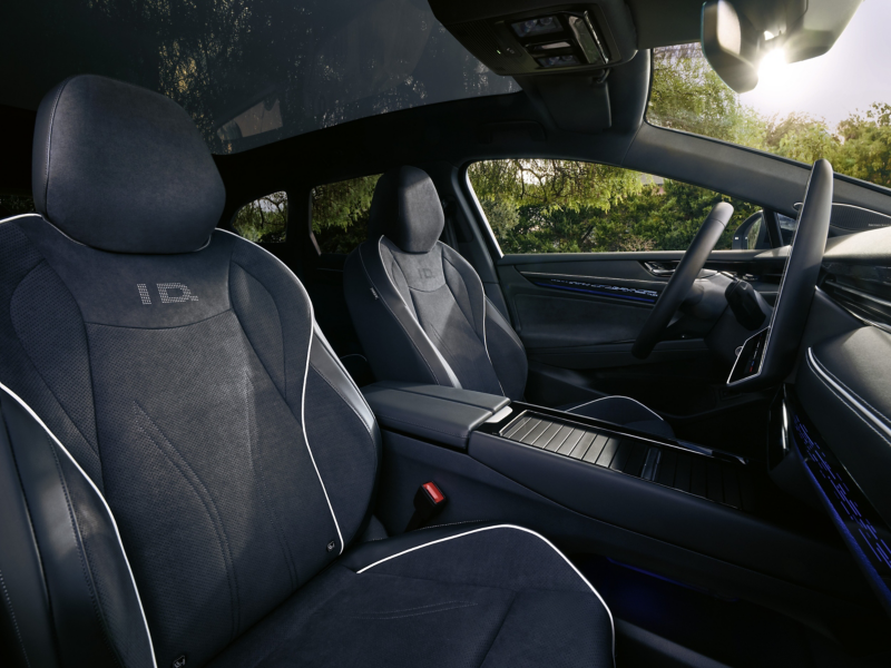 Vy över framsätena i en Volkswagen ID.7.