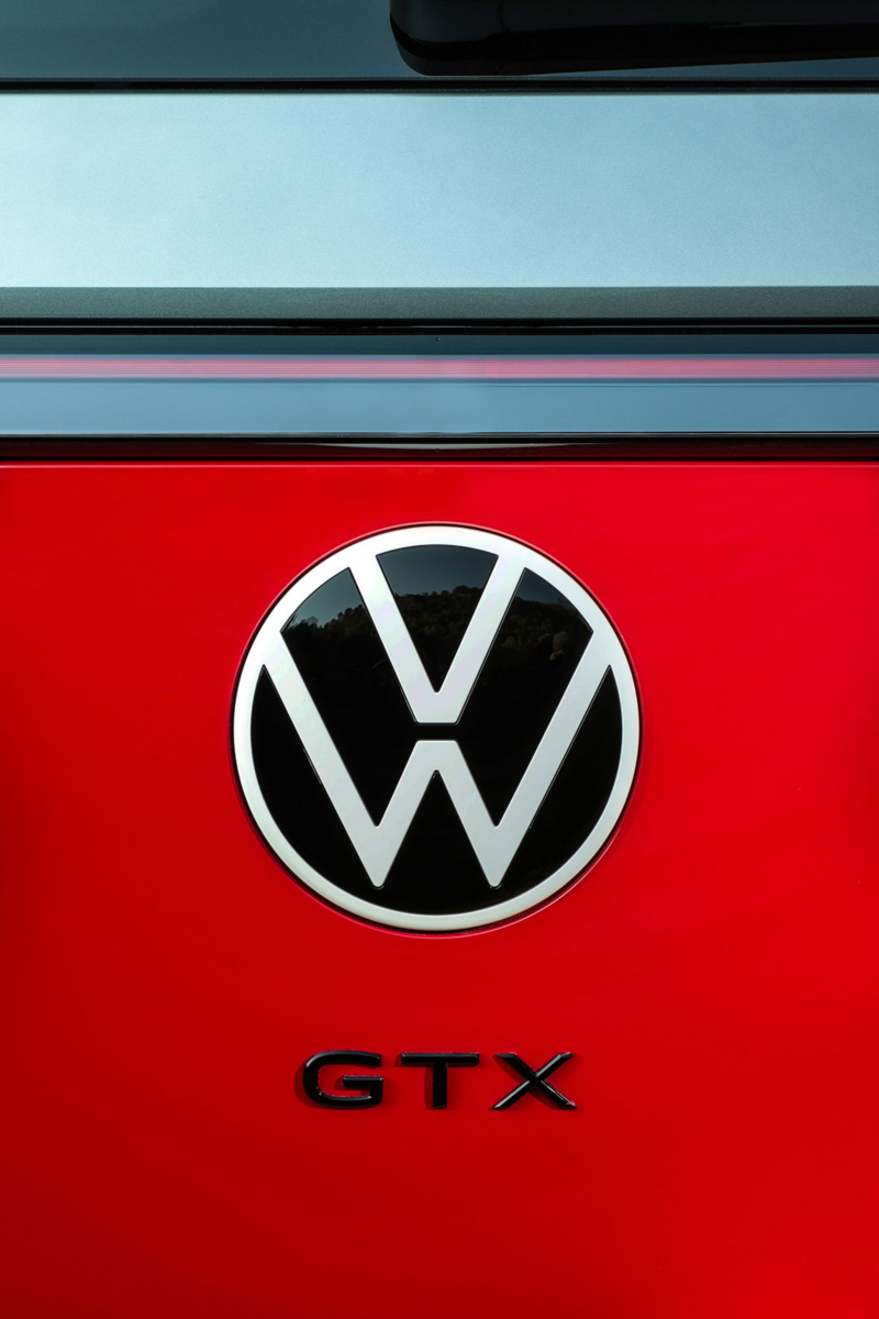 VW ID. Buzz GTX vu arrière sur logo GTX en zoom, gris et rouge