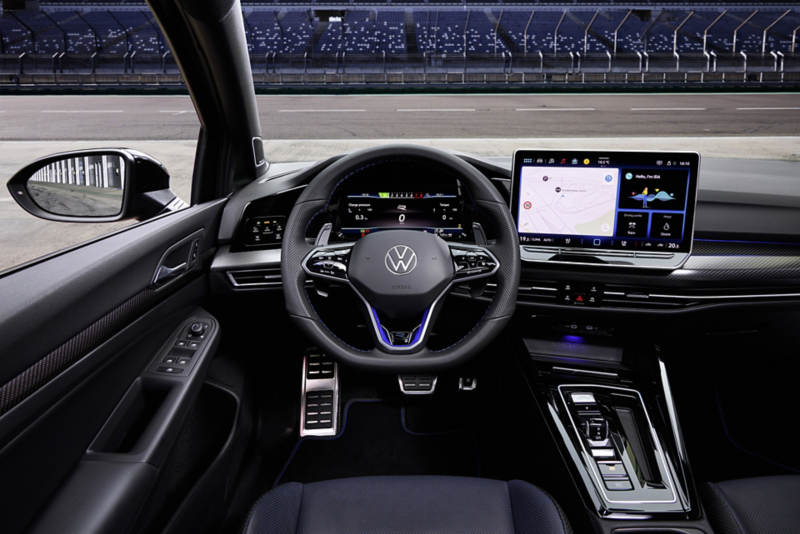 Phares avant de la Volkswagen Golf R en conduite sur route