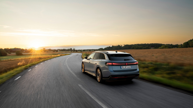 En Volkswagen kör längs en väg i skymningen
