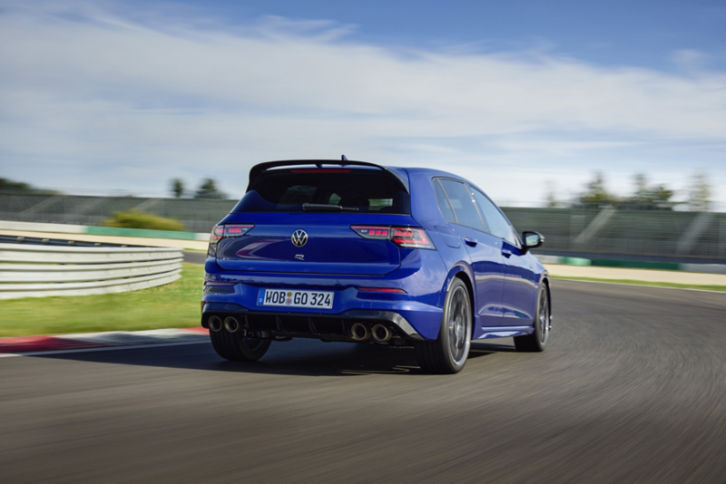 Phares arrière de la Volkswagen Golf R en conduite sur route