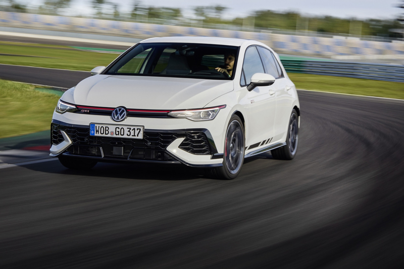 Vit VW Golf GTI Clubsport kör på en bana